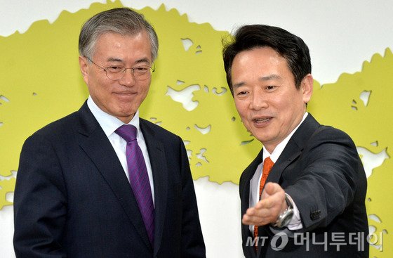 문재인 새정치민주연합 당 대표가 10일 오전 경기도 수원시 팔달구 경기도청 집무실에서 열린 경기도 연정 및 생활임금 관련 간담회에 참석해 남경필 경기도지사의 안내를 받고 있다. 2015.3.10/뉴스1 <저작권자 ⓒ 뉴스1코리아, 무단전재 및 재배포 금지>