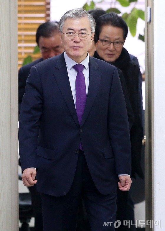 문재인 새정치민주연합 대표가 지난 10일 오전 서울 여의도 민주정책연구원에서 열린 공부모임 경제정책심화과정에 참석하고 있다./뉴스1