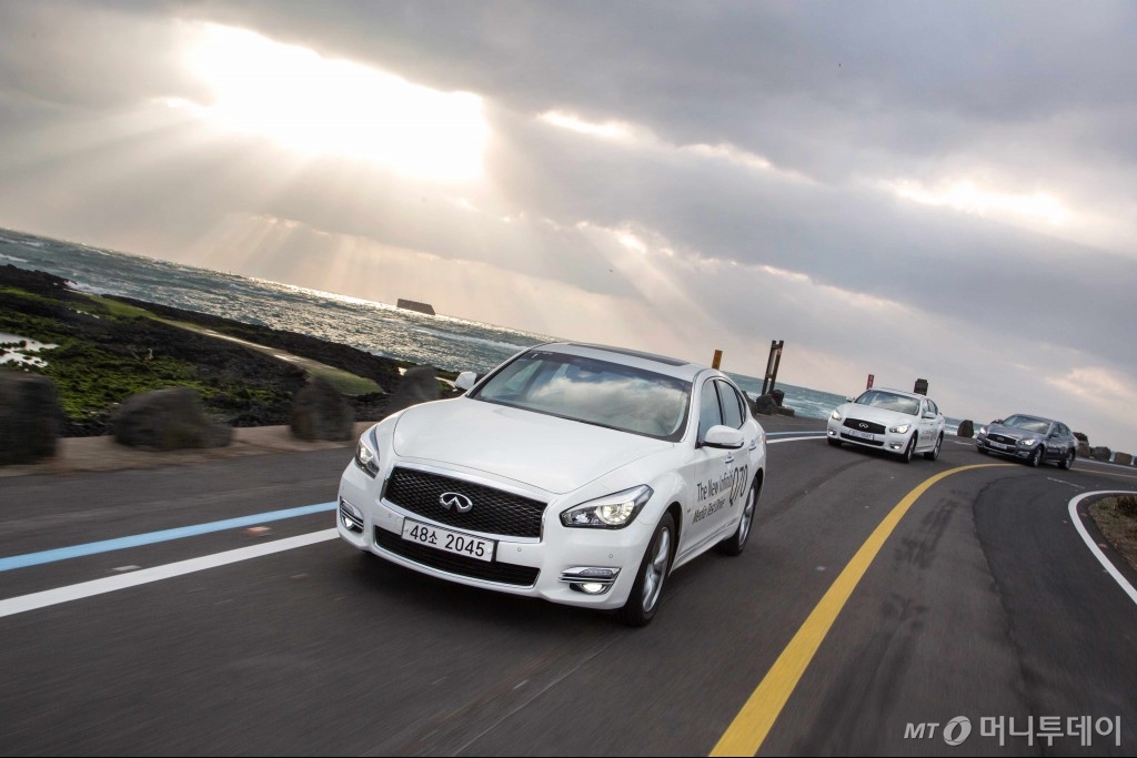 제주 해안 도로를 주행 중인 더 뉴 인피니티 Q70. /사진제공=인피니티코리아