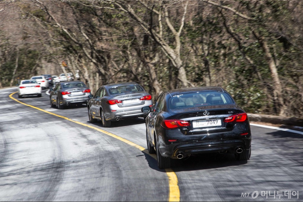 제주 성판악 인근 산악도로를 달리고 있는 더 뉴 인피니티 Q70. /사진제공=인피니티코리아