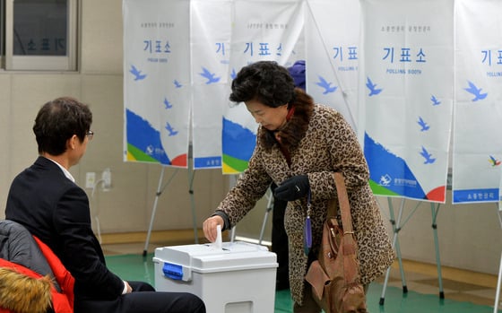 제1회 전국동시조합장 선거 투표일인 지난 11일 경기도 수원시 팔달구청 대회의실에 마련된 행궁동 투표소에서 조합원들이 투표를 하고 있다. 위 사진은 기사 내용과 직접적 관련은 없음. 2015.3.11/사진=뉴스1