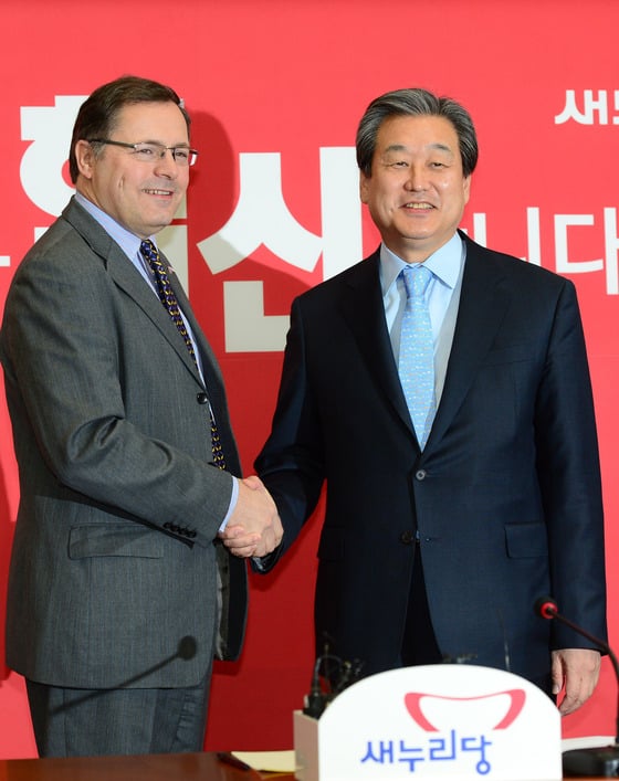 새누리당 김무성 대표가 13일 오전 서울 여의도 국회에서 예방한 찰스 헤이 신임 주한 영국대사와 인사를 나누고 있다/사진=뉴스1