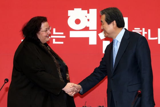 김무성 새누리당 대표와 클레어 펀리 주한 뉴질랜드대사와 13일 오전 서울 여의도 국회 당대표실에서 만나 악수하고 있다./사진=뉴스1