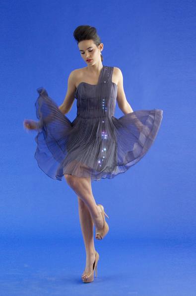 LED 전구가 달려 춤추면 아름답게 보이는 큐트서킷의 K드레스./사진=큐트서킷