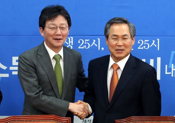 유승민 새누리당 원내대표와 우윤근 새정치민주연합 원내대표가 4월 임시회 일정 논의를 위해 16일 오전 서울 여의도 국회에서 가진 주례회동에서 악수하고 있다. 2015.3.16/사진=뉴스1