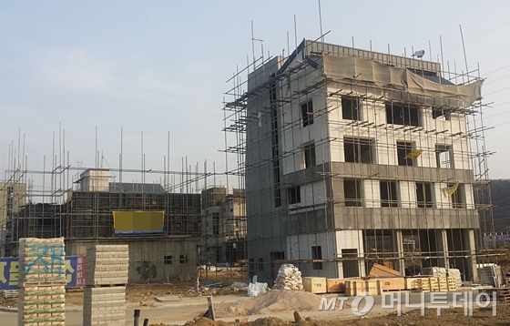 위례신도시 점포겸용 단독주택용지가 손바뀜을 거쳐 최대 8억원의 웃돈이 붙었다. 점포겸용 단독주택용지의 경우 1층은 근린시설로, 2층부터 주거시설로 사용 가능하다. 위례신도시 D2-1블록 점포겸용 단독주택지에서 공사가 한창 진행되고 있다./사진=신현우 기자