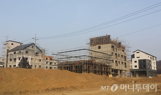 위례신도시 D2-1블록 점포겸용 단독주택용지에서 공사가 한창이다. 공사가 마무리 단계에 접어든 건물도 있다./사진=신현우 기자