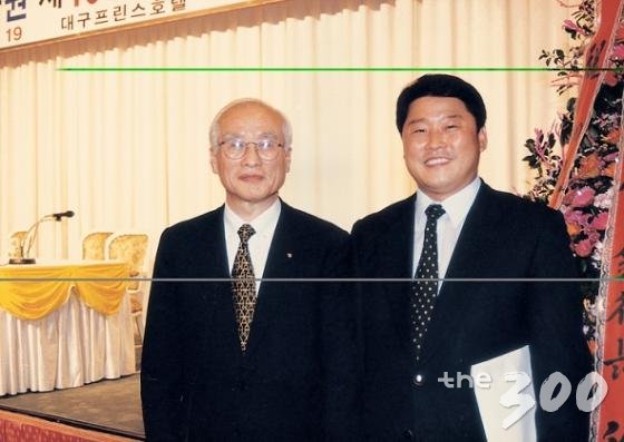 김우중 대우그룹 회장(왼쪽)과 조원진 의원. 1992년 처음 만난 김우중 회장은 조원진 의원에게 최연소 부장으로서 일할 수 있는 기회를 준다. 조 의원의 '중국 사랑'은 이 때 시작됐다/ 사진제공=조원진 의원실