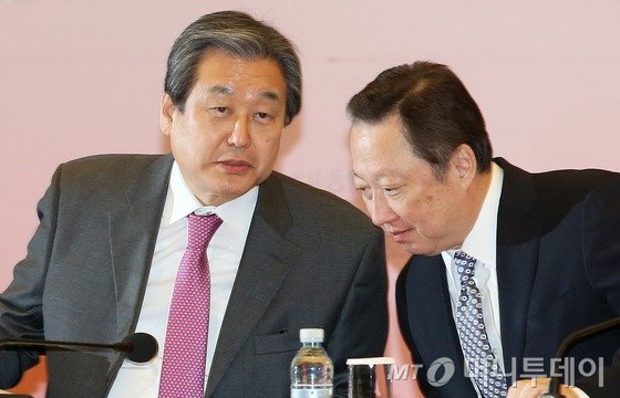 16일 오후 서울 남대문로 대한상의 회관 국제회의장에서 열린 새누리당-대한상공회의소 정책간담회에서 새누리당 김무성 대표와 박용만 대한상의 회장이 귀엣말을 나누고 있다./ 사진=뉴스1