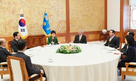 박근혜 대통령이 13일 정의화 국회의장 등 5부 요인을 청와대로 초청, 중동 4개국 순방 성과에 대해 설명하고 협조를 당부했다.