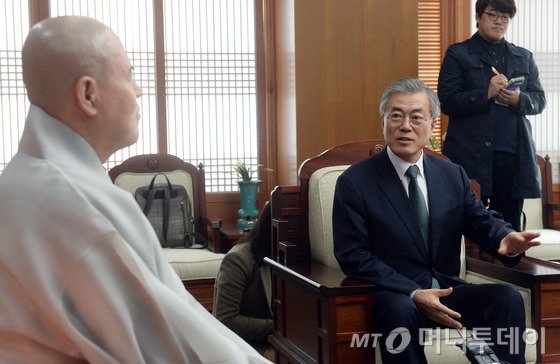 문재인 새정치민주연합 대표(오른쪽)가 16일 오후 서울 종로구 견지동 대한불교조계종 총무원을 예방해 자승 총무원장과 대화를 하고 있다./사진=뉴스1