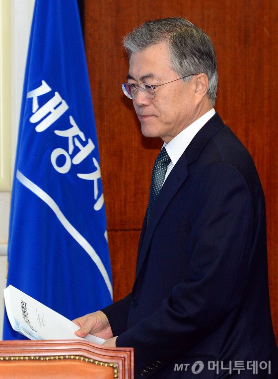 새정치민주연합 문재인 대표가 16일 오전 서울 여의도 국회에서 열린 최고위원회의에 입장하고 있다. 2015.3.16/뉴스1 <저작권자 ⓒ 뉴스1코리아, 무단전재 및 재배포 금지>