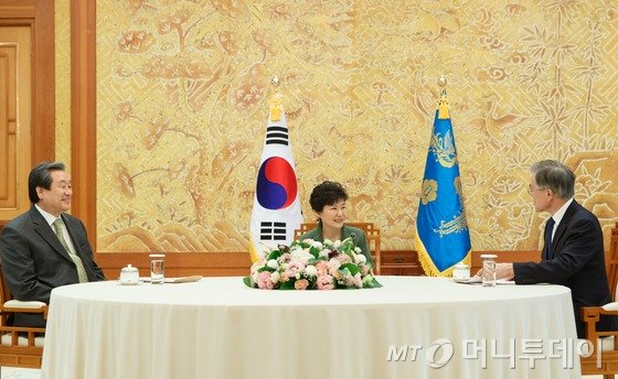 박근혜 대통령이 17일 오후 순방 성과 및 국정현안 등에 대해 논의하기 위해 새누리당 김무성 대표와 새정치민주연합 문재인 대표 등을 청와대로 초청해 만나고 있다. (청와대 제공) 2015.3.17/뉴스1