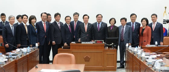 18일 오전 서울 여의도 국회에서 열린 정치개혁 특별위원회 전체회의에서 이병석 위원장과 여야간사인 정문헌 새누리당 의원, 김태년 새정치민주연합 의원을 비롯한 여야 의원들이 기념촬영을 하고 있다.  정개특위는 선거구 재획정 문제와 오픈프라이머리(완전국민경선제) 도입안 등 선거제도 개혁 전반에 대해 논의한다.2015.3.18/사진=뉴스1