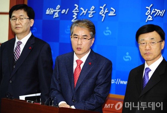 박종훈 경남교육감이 2014년 12월 22일 경남교육청 브리핑룸에서 기자회견을 열고 "기초자치단체의 예산확보가 되지 않은 상황에서 내년 4월부터 급식비를 학부모가 부담해야하는 처지"라며 "무상급식 재원 확보를 위해 자치단체를 설득하는 한편 학교급식법 개정을 위한 연대활동도 병행해 추진하겠다”고 말하고 있다. 2014.12.22/뉴스1