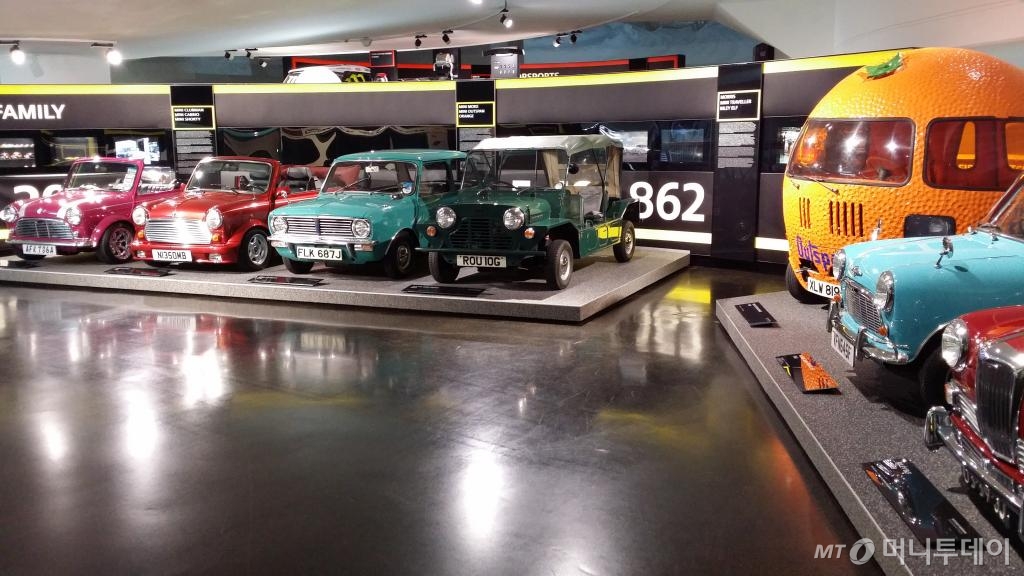 BMW 최초의 오토바이 'BMW R32'. 항공기 엔진을 만들던 막스 프리츠가 디자인해 1923년 제조됐다. 엔진과 트랜스미션을 연결하는 체인이 없는 게 특징이다. 무게가 더 나가지만 훨씬 안정적이라고 한다. /사진=양영권 기자