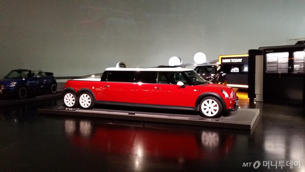 독일 뮌헨에 있는 BMW 본사(오른쪽 뒤)와 BMW벨트 건물 전경. /사진제공=BMW그룹