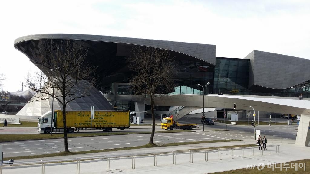 BMW벨트 내 차량 인도장(위). 아래층엔 MINI 전시장이 보인다. /사진=양영권 기자