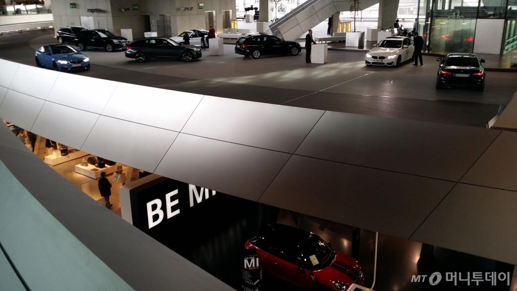 BMW벨트 내 BMW 모토라드 전시장을 젊은이들이 둘러보고 있다. /사진=양영권 기자