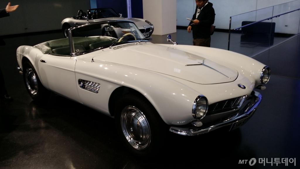 2001년 제조된 MINI XXL. 일반적인 MINI의 길이가 2.3m 인데 XXL은 6m다. 미니쿠퍼 엔진을 장착했고, 4인승이다. 뒷부분 짐칸처럼 보이는 곳이 욕조다. 달리는 동안에는 욕조를 사용할 수 없고 물을 빼야 한다고. /사진=양영권 기자