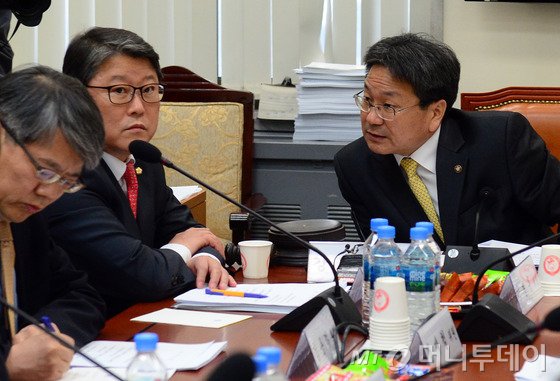 지난 17일 오후 서울 여의도 국회에서 열린 공무원연금개혁을 위한 국민대타협기구 연금개혁분과위원회의에서 강기정(오른쪽), 조원진 공동위원장이 대화하고 있다/ 사진=뉴스1