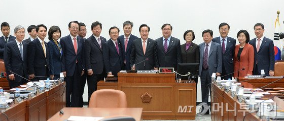 18일 오전 서울 여의도 국회에서 열린 정치개혁 특별위원회 전체회의에서 이병석 위원장과 여야간사인 정문헌 새누리당 의원, 김태년 새정치민주연합 의원을 비롯한 여야 의원들이 기념촬영을 하고 있다. 정개특위는 선거구 재획정 문제와 오픈프라이머리(완전국민경선제) 도입안 등 선거제도 개혁 전반에 대해 논의한다./사진=뉴스1