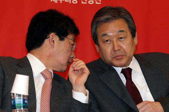 김무성 새누리당 대표와 유승민 원내대표가 19일 오전 경기도 성남 중원구 성남산업단지관리공단 대회의실에서 열린 현장최고위원회의에서 귀엣말을 하고 있다./사진=뉴스1제공