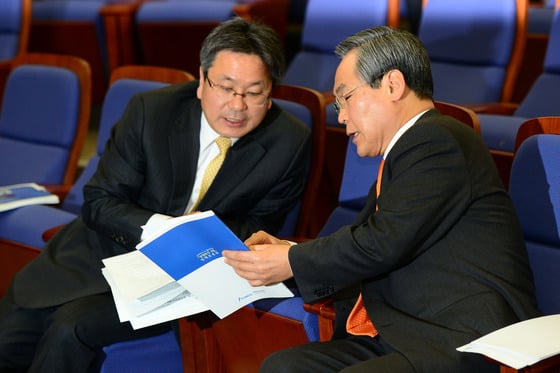 새정치민주연합 우윤근 원내대표(오른쪽)와 강기정 정책위의장이 19일 오전 서울 여의도 국회에서 열린 정책 의원총회에 참석해 논의하고 있다. 2015.3.19/사진=뉴스1