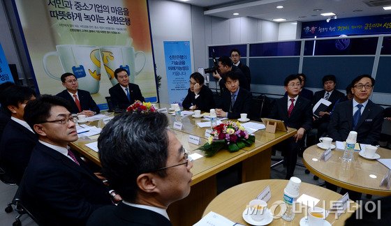 신제윤 금융위원장이 9일 오후 혁신성 평가 우수은행으로 선정된 서울 금천구 가산동 신한은행 디지털중앙금융센터를 방문, 임영진 신한은행 부행장 등과 은행 현황에 대해 설명을 듣고 있다. 2015.2.9/뉴스1