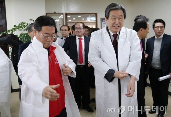 김무성 새누리당 대표가 19일 오전 경기도 성남시 중원구 상대원동 샤니 공장을 방문, 빵 생산과정을 둘러보기 위해 위생복을 착용하고 있다.2015.3.19/뉴스1 <저작권자 ⓒ 뉴스1코리아, 무단전재 및 재배포 금지>