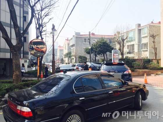 서울 강남의 S교회 주변 골목길이 차량들로 막혀있다. / 사진 = 강기준 기자