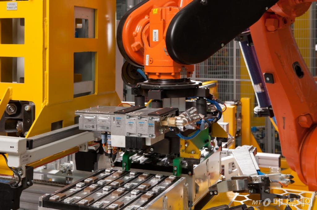 BMW 딩골핑 공장에서 고전압 배터리 모듈을 조립하는 모습. /사진제공=BMW그룹