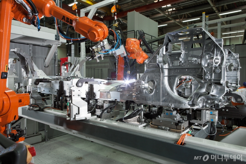 BMW 딩골핑 공장에서 로봇이 알루미늄 차체에 용접을 하고 있다./사진제공=BMW그룹