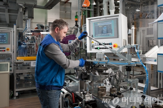 BMW 딩골핑 공장에 설치된 인포메이션 시스템. 컴퓨터 모니터가 작업자가 어떤 작업을 해야 하는지 알려준다. /사진제공=BMW그룹