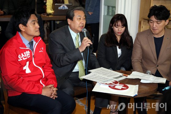 김무성 새누리당 대표가 청년 1인 가구 지원 대책 논의를 위해 23일 오후 서울 관악구 신림동의 한 북카페에서 고시촌 거주 청년들과 타운홀미팅을 갖고 있다.2015.3.23/뉴스1 <저작권자 ⓒ 뉴스1코리아, 무단전재 및 재배포 금지>