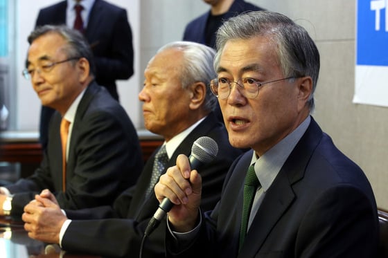 문재인 새정치민주연합 대표가 '위기의 한국경제, 해법을 말하다'를 주제로 23일 오전 서울 여의도 국회 의원회관에서 열린 경제정당의 길-경제석학과의 대화에서 인사말을 하고 있다.2015.3.23/사진=뉴스1