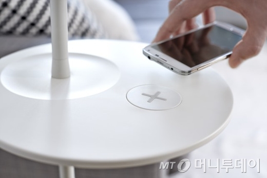 이케아는 ‘MWC 2015’에서 스마트폰 무선 충전기가 내장된 가구를 공개했다.
