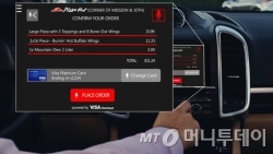 볼보는 클라우드로 자동차와 위치 정보를 공유하면서 충돌할 가능성이 있으며 알려주는 스마트 헬멧을 보여줬다.