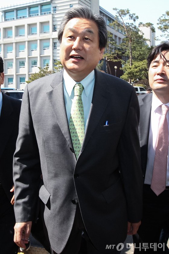 김무성 새누리당 대표가 25일 문화비즈니스와 리더십 강연을 위해 서울 성동구 한양대학교 백남음악관으로 들어서고 있다. 이날 강연장 입구에는 한국청년연대 등 청년단체 회원들이 손피켓을 들고 김 대표의 강연에 항의시위를 펼쳤다. 2015.3.25/뉴스1 <저작권자 © 뉴스1코리아, 무단전재 및 재배포 금지>
