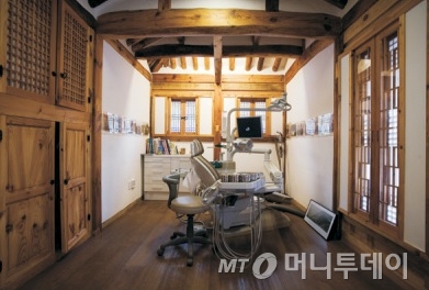 김영환 새정치연합의원이 운영한 서울 북촌의 치과 내부. 김 의원은 치과의사 출신으로, 치과진료용 의자(유니트체어) 등을 재산목록에 신고했다. http://www.kyh21.net/