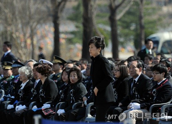 박근혜 대통령이 26일 오전 국립 대전현충원에서 열린 천안함 용사 5주기 추모식에 참석해 축사를 하기 위해 자리를 이동하고 있다. 2015.03.26/뉴스1 <저작권자 ⓒ 뉴스1코리아, 무단전재 및 재배포 금지>