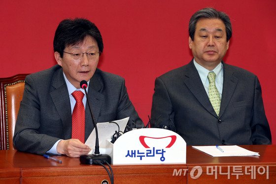 새누리당 김무성 대표와 유승민 원내대표가 25일 오전 서울 여의도 국회에서 열린 최고중진연석회의에서 발언하고 있다.
