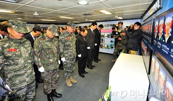 천안함 폭침 5주기인 26일 오전 경북 포항시 안보체험관인 포항함에 마련된 천안함 46인의 영정 앞에서 이강덕 포항시장,포항특정지경비지역사령관 등이 묵념하고 있다./사진=뉴스1.