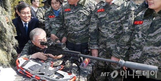문재인 새정치민주연합 문재인 대표가 지난 25일 경기도 김포시 해병대를 방문해 저격용 소총을 살펴보고 있다/사진=뉴스1