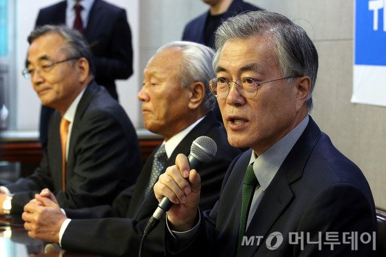 문재인 새정치민주연합 대표가 '위기의 한국경제, 해법을 말하다'를 주제로 23일 오전 서울 여의도 국회 의원회관에서 열린 경제정당의 길-경제석학과의 대화에서 인사말을 하고 있다.2015.3.23/뉴스1