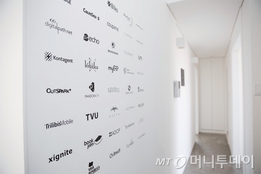 알토스벤처스가 투자한 기업들. 한국사무소의 한 쪽 벽에 투자한 기업들의 이름을 붙여 놨다.