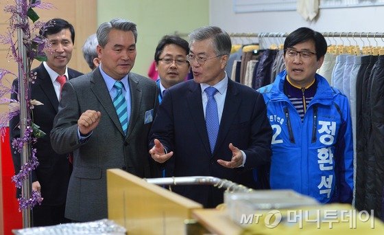 문재인 새정치민주연합 대표가 27일 오전 4·29재보궐선거에 출마하는 성남 중원 정환석 후보와 함께 경기도 성남시 성남의류 클러스터 협동사업장인 성남섬유조합을 방문해 시설을 둘러보고 있다. 2015.3.27/뉴스1