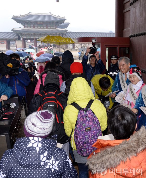 한국여행업협회 양무승 회장과 직원들이 지난 2월 16일 오전 서울 경복궁 흥례문 앞에서 중국 관광객 대상 안내리플릿 배포를 하고 있다. /뉴스1