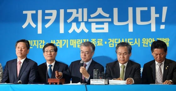 새정치민주연합 문재인 대표가 지난 25일 오전 인천시 서구 당하동 재보궐선거 인천 서구강화을 신동근 후보사무실에서 열린 현장최고위원회의를 주재하고 있다. 2015.3.25/사진=뉴스1