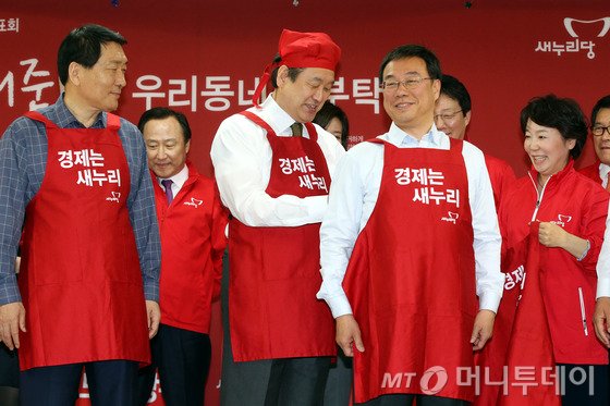 김무성 새누리당 대표가 31일 오후 서울 여의도 당사에서 열린 4.29재보궐선거 공약발표회에서 경기 성남 중원구 신상진 후보에게 앞치마를 입혀 주고 있다.2015.3.31/뉴스1 <저작권자 ⓒ 뉴스1코리아, 무단전재 및 재배포 금지>
